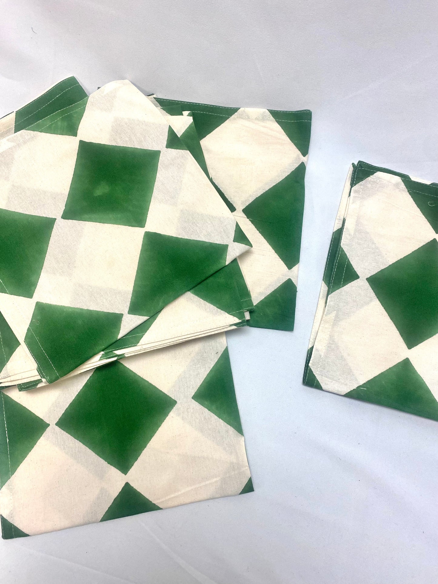 Carnivale Dinner Napkins — Set of 4/Bermuda Green, Crisp White